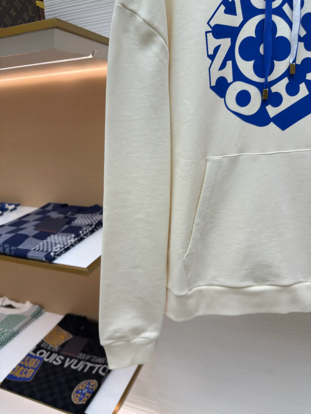 LOUIS VUITTON blue rope floral letter printed hooded sweatshirt ●Authentic product: purchased and developed by 11100 ●Item number: 1680405-A90 ●Fabric: pure cotton knitted fabric ●Technology: printing production ●Version: fitted version ●Weight: about 750 grams ●Size: XS-S-M-L ●Description: Made of 100% cotton knitted fabric, light and breathable, perfect for summer wear. The creamy white body is boldly printed with the blue Vuitton flower pattern from the 2025 autumn and winter show on the front, which contrasts sharply with the background color. The specially designed blue rope strap is paired with an antique gold metal top that echoes the tones of the print. The sweatshirt has a loose, one-size-fits-all fit, with comfortable ribbing at the waist and hem. It features the signature co-branded print on the chest and practical large pockets on the sides. The overall design not only retains the casual feel of streetwear, but also incorporates classic Louis Vuitton elements. It shows a unique fashion attitude through exquisite printing technology and exquisite detail processing. The cotton fabric ensures wearing comfort, while the fine printing process ensures the lasting vividness of the pattern. The overall wiring is straight and delicate, the fabric is comfortable and soft, and the color is consistent without color difference. It can be matched with the same style to create a fashionable look and control various occasions. Customized accessories, complete with three standards, same style for men and women!